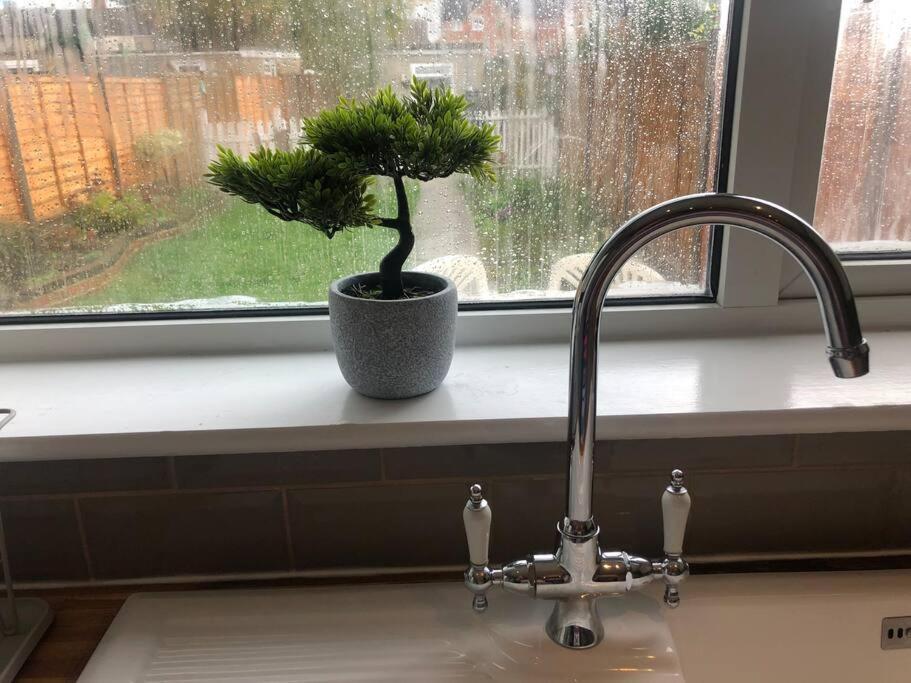 Edinburgh Street Home - Beautiful House With Free Parking And Wifi, Equipped With Comfy Furnitures Суиндън Екстериор снимка
