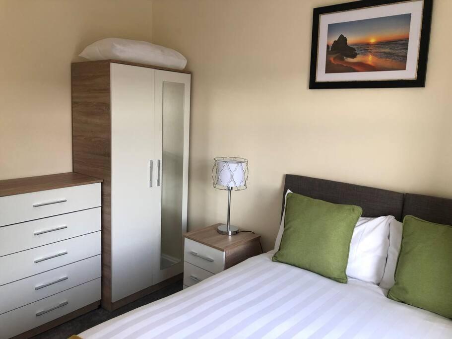 Edinburgh Street Home - Beautiful House With Free Parking And Wifi, Equipped With Comfy Furnitures Суиндън Екстериор снимка
